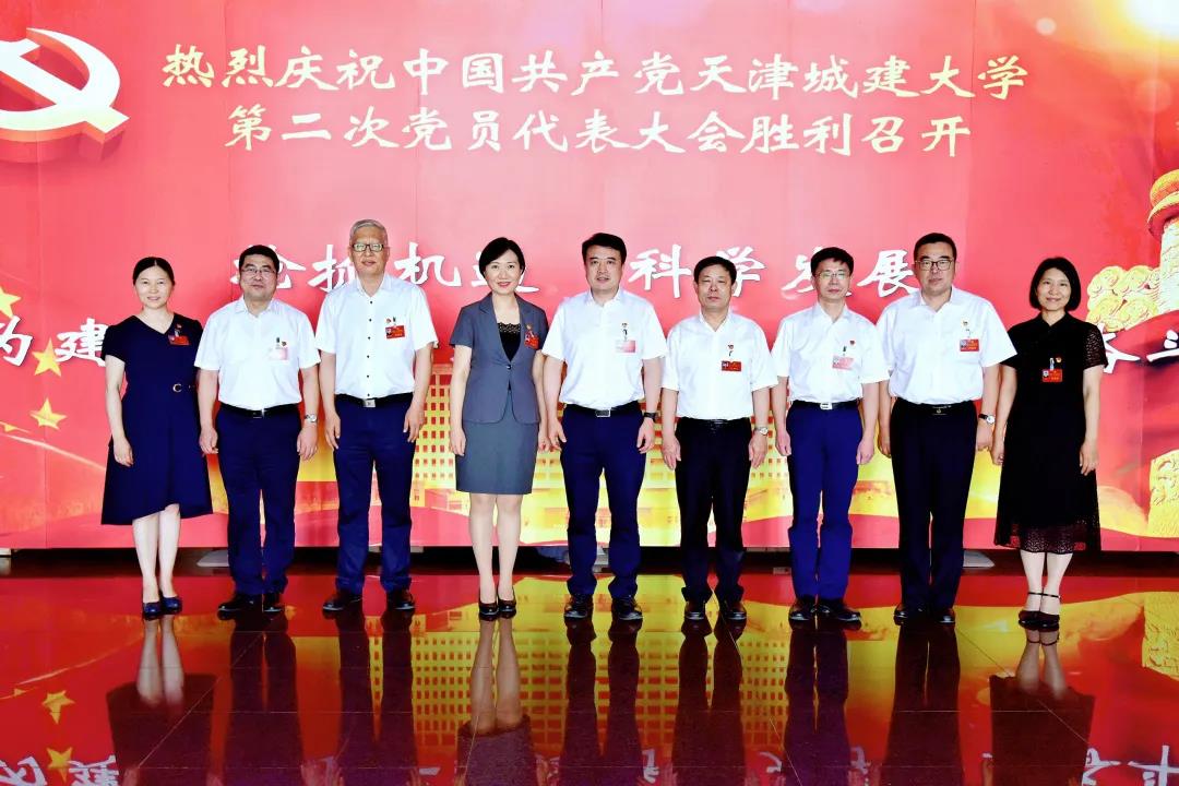 中国共产党永利集团3044欢迎你第二届委员会常务委员会委员合影